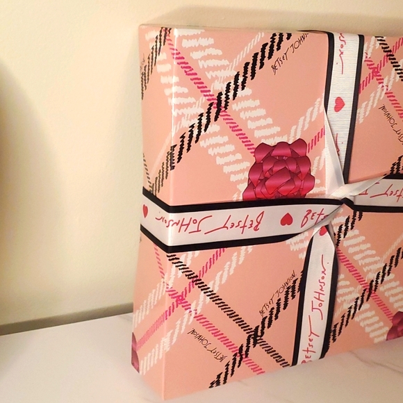 Betsey Johnson Gift Set Hat and Card Case Floral - Picture 5 of 11